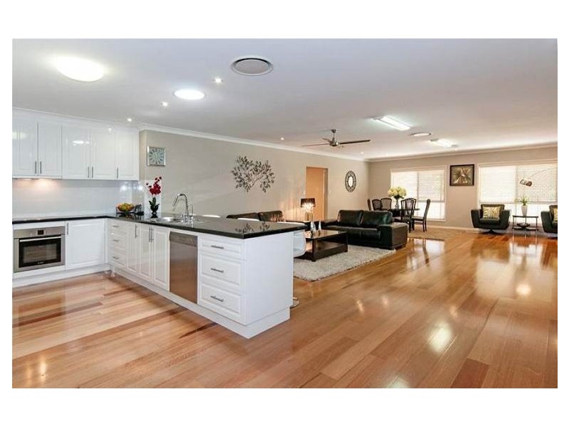 12 Lipizzaner Place, Pine Mountain QLD 4306