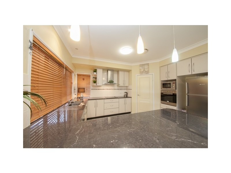 1 Pinto Place, Pine Mountain QLD 4306