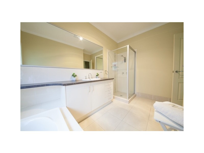 1 Pinto Place, Pine Mountain QLD 4306