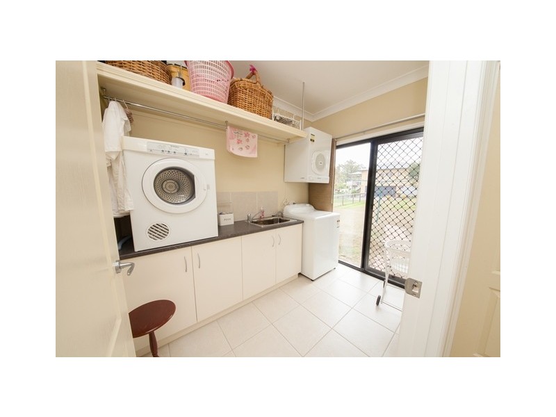 1 Pinto Place, Pine Mountain QLD 4306