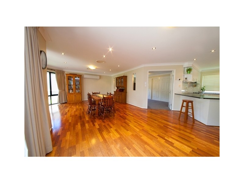 1 Yellowstone Court, Flinders View QLD 4305