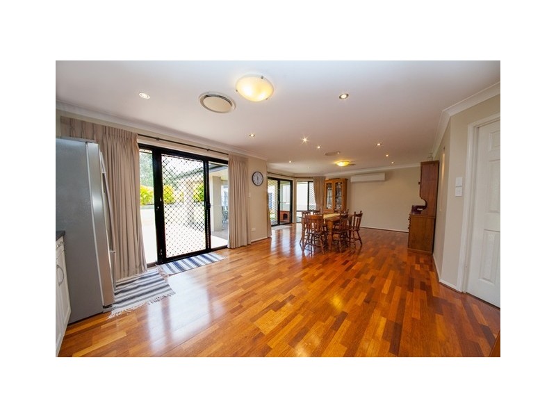 1 Yellowstone Court, Flinders View QLD 4305