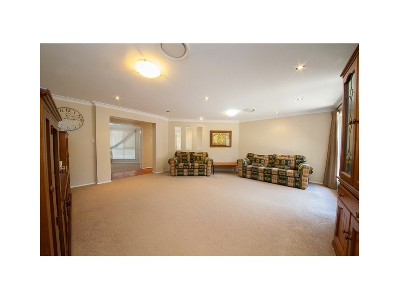 1 Yellowstone Court, Flinders View QLD 4305