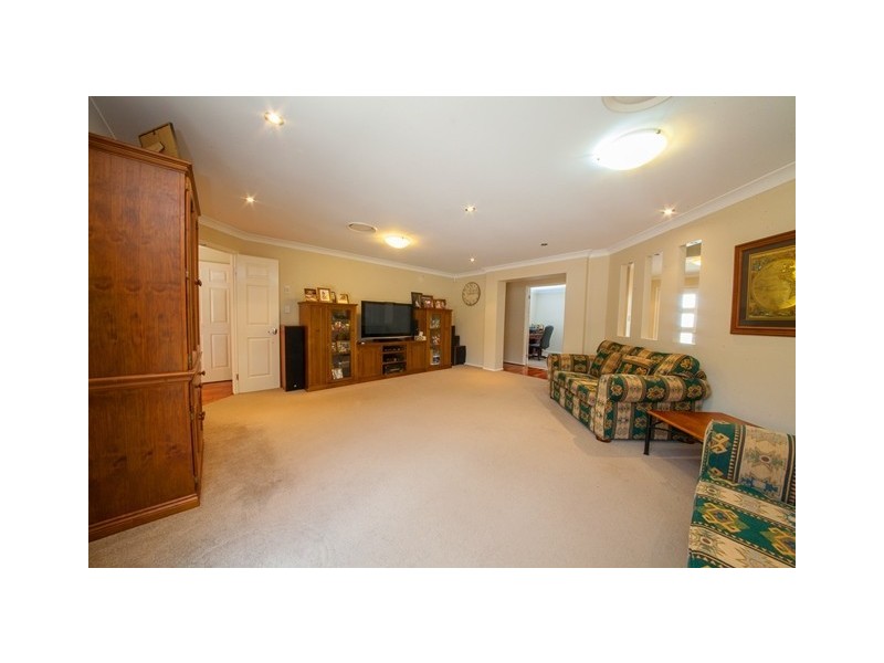 1 Yellowstone Court, Flinders View QLD 4305