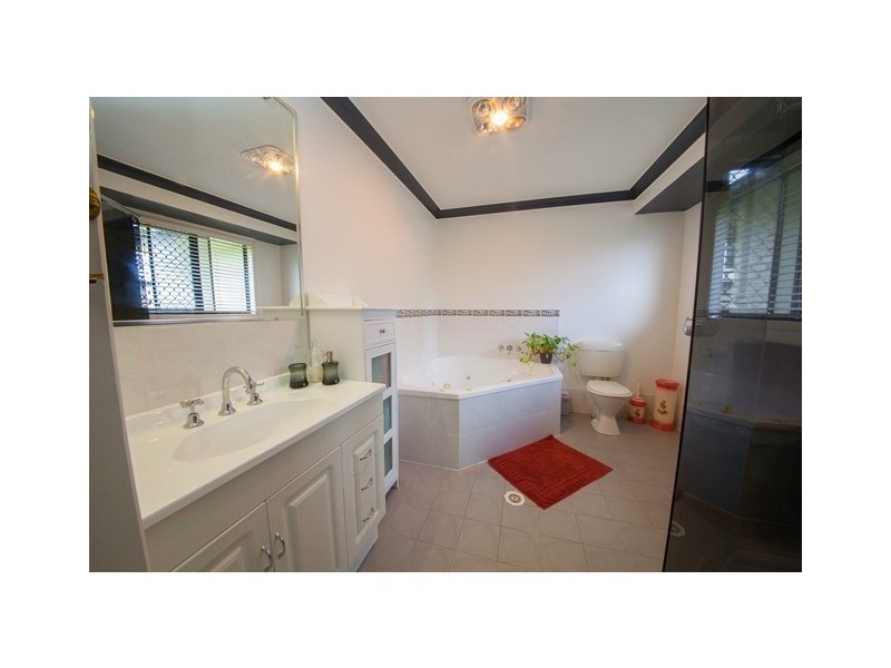 1 Yellowstone Court, Flinders View QLD 4305