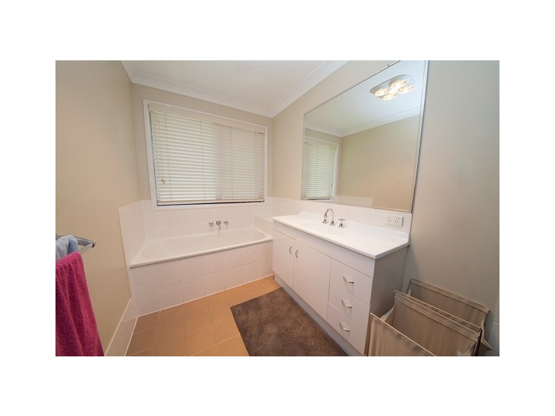1 Yellowstone Court, Flinders View QLD 4305
