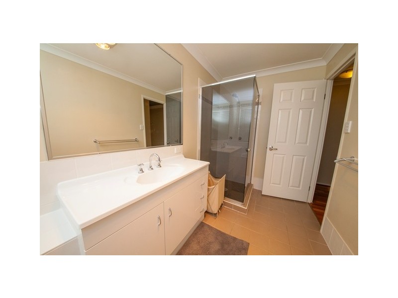 1 Yellowstone Court, Flinders View QLD 4305
