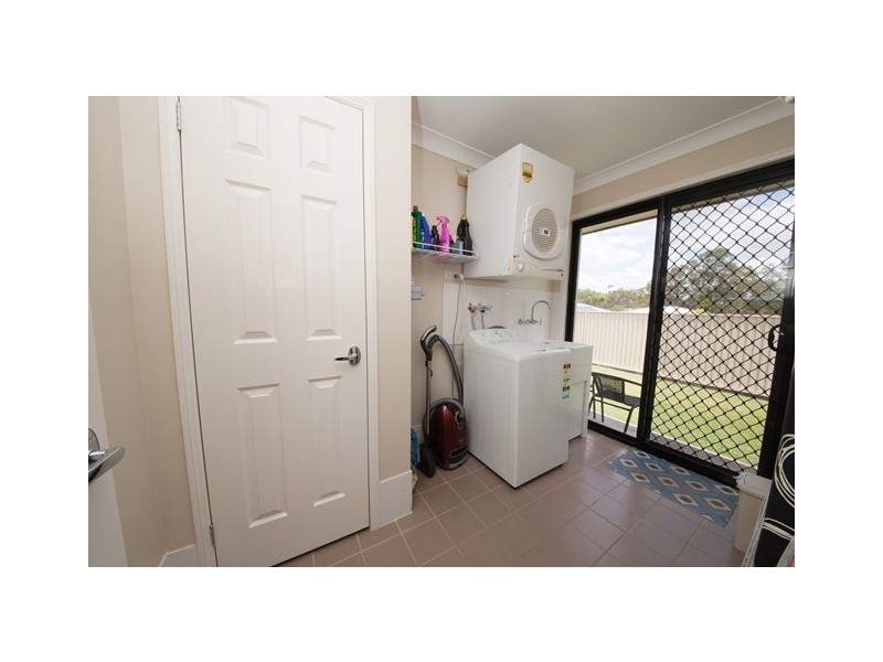 1 Yellowstone Court, Flinders View QLD 4305