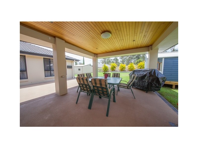 1 Yellowstone Court, Flinders View QLD 4305