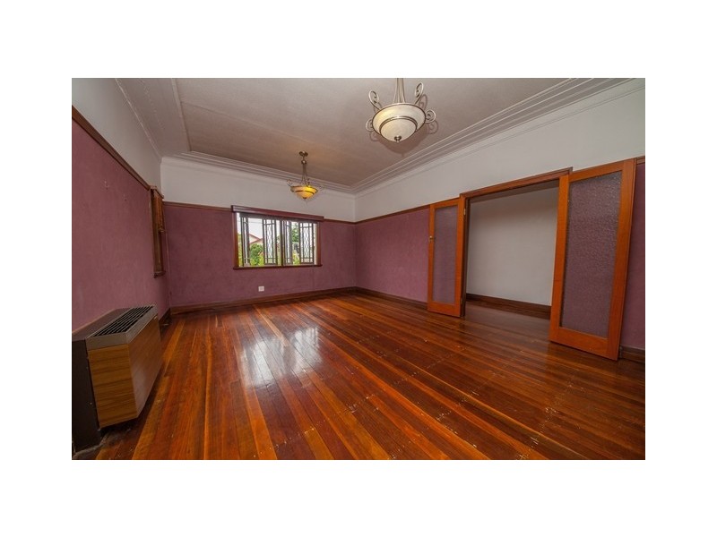 27 Hamilton Street, Booval QLD 4304