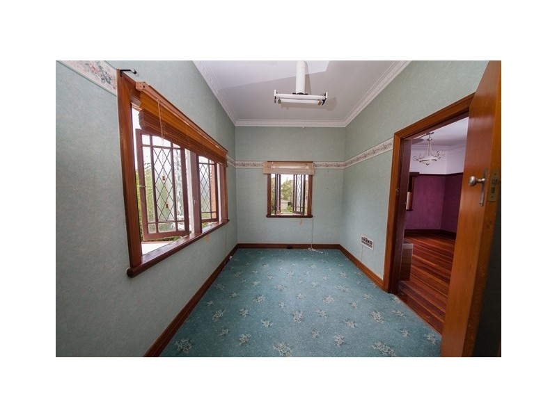 27 Hamilton Street, Booval QLD 4304