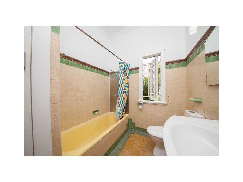 27 Hamilton Street, Booval QLD 4304