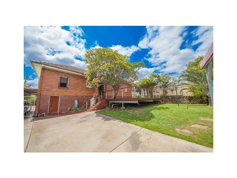 27 Hamilton Street, Booval QLD 4304