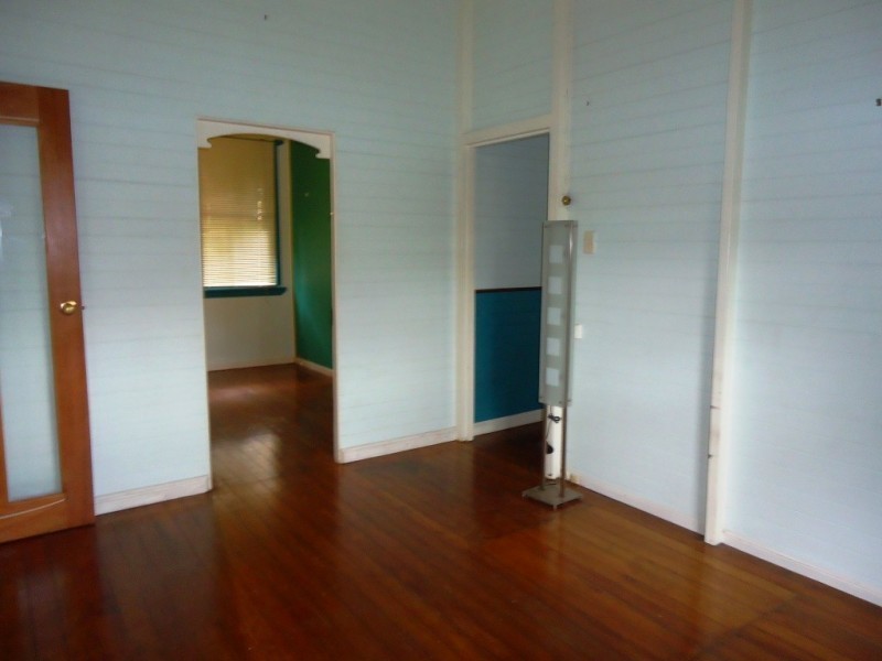 8 Darling Street East, Woodend QLD 4305