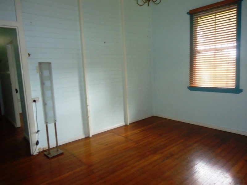 8 Darling Street East, Woodend QLD 4305