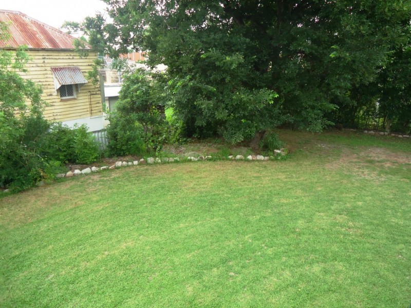 8 Darling Street East, Woodend QLD 4305