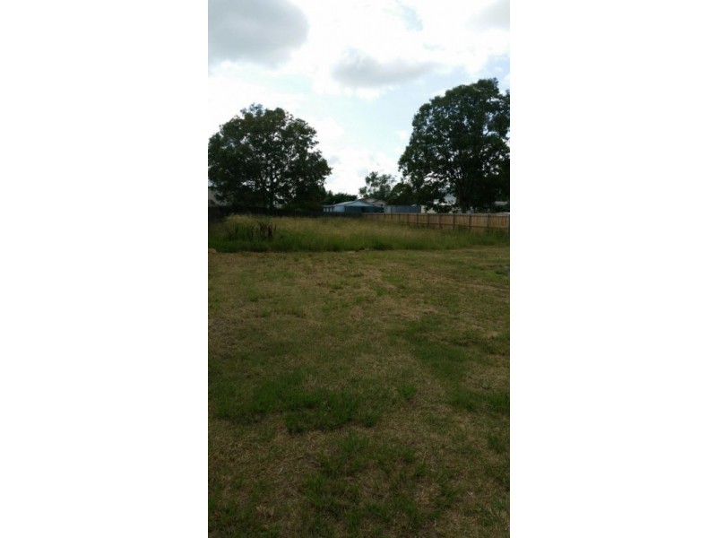 4 Daniel Street, Lowood QLD 4311