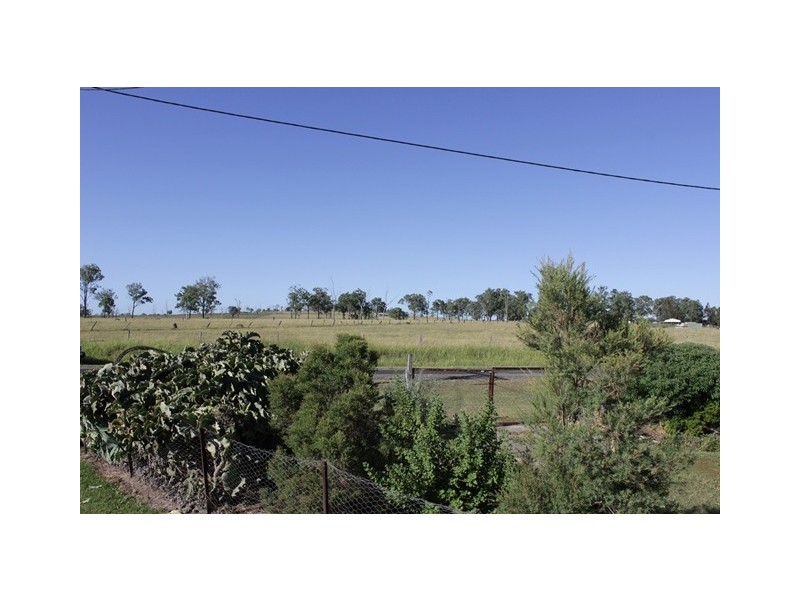 33 Hall Street, Peak Crossing QLD 4306