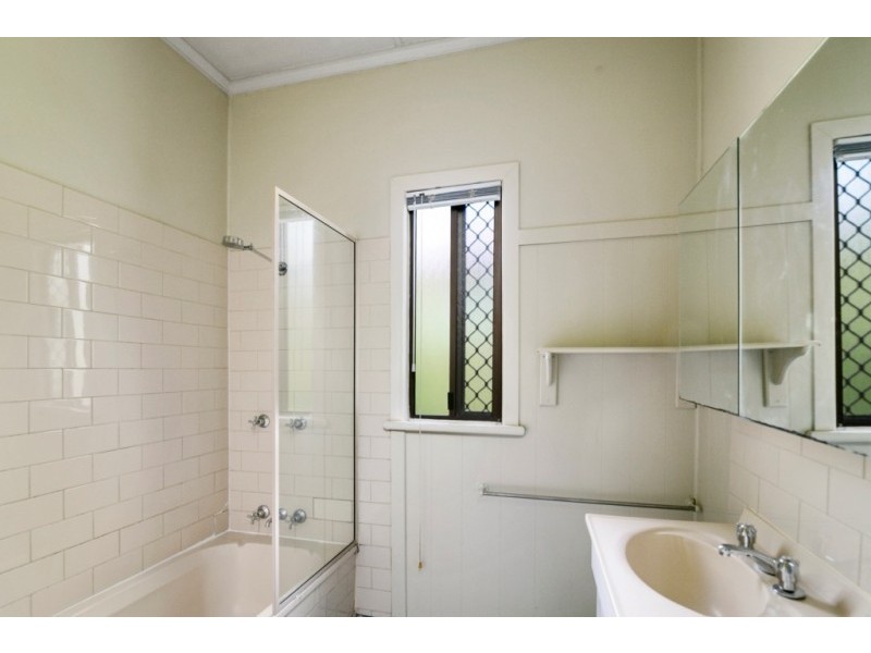 99 Brisbane Road, Booval QLD 4304