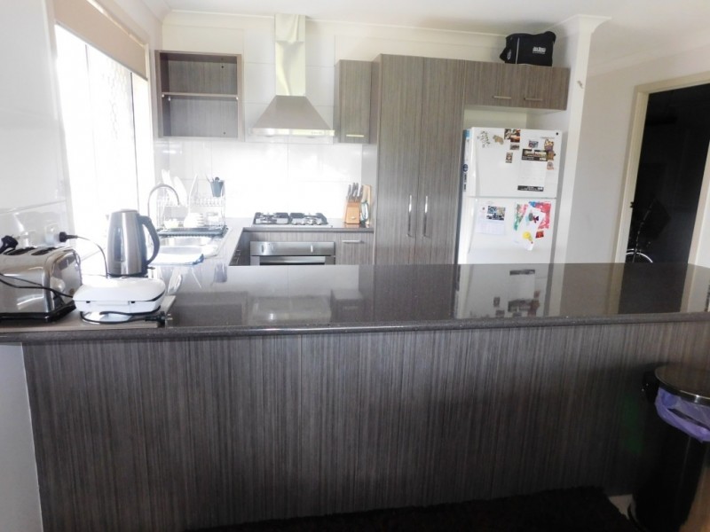 2/33 Nixon Drive, North Booval QLD 4304