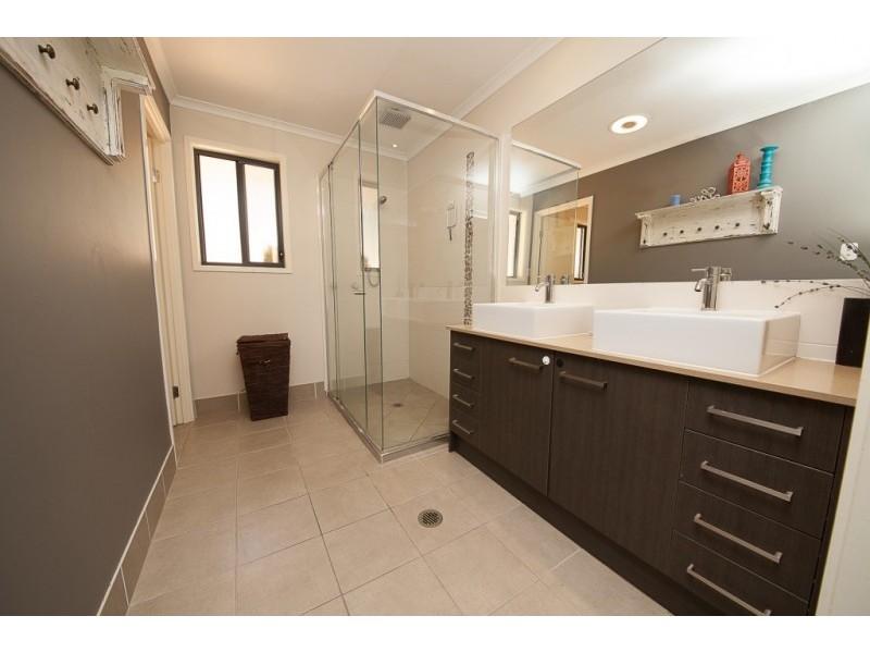 20 Shiloh Court, Pine Mountain QLD 4306