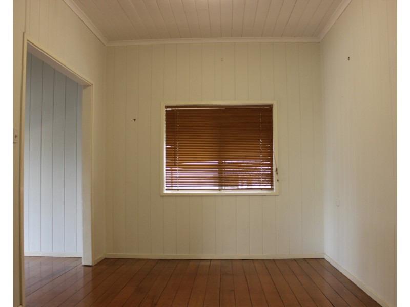 14 Macquarie Street, Booval QLD 4304