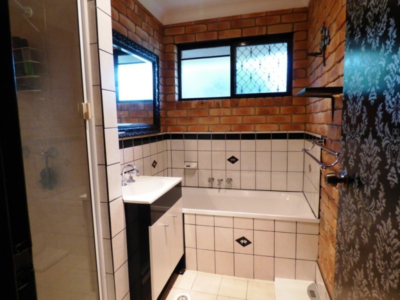 31 Greenway Street, Churchill QLD 4305