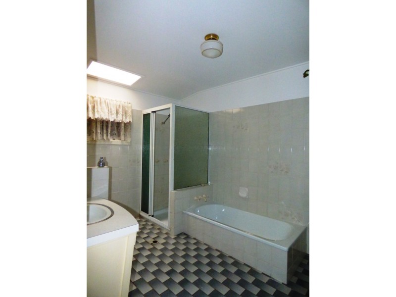 180 Blackstone Road, Silkstone QLD 4304