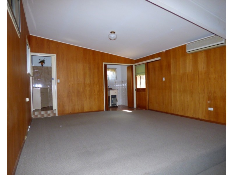 180 Blackstone Road, Silkstone QLD 4304