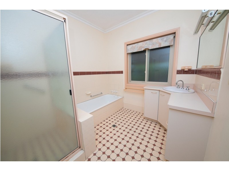 1 Lloyd George Street, Eastern Heights QLD 4305