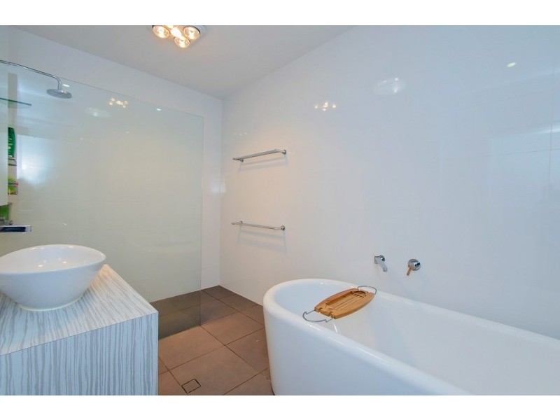 27 Taylor Street, Eastern Heights QLD 4305