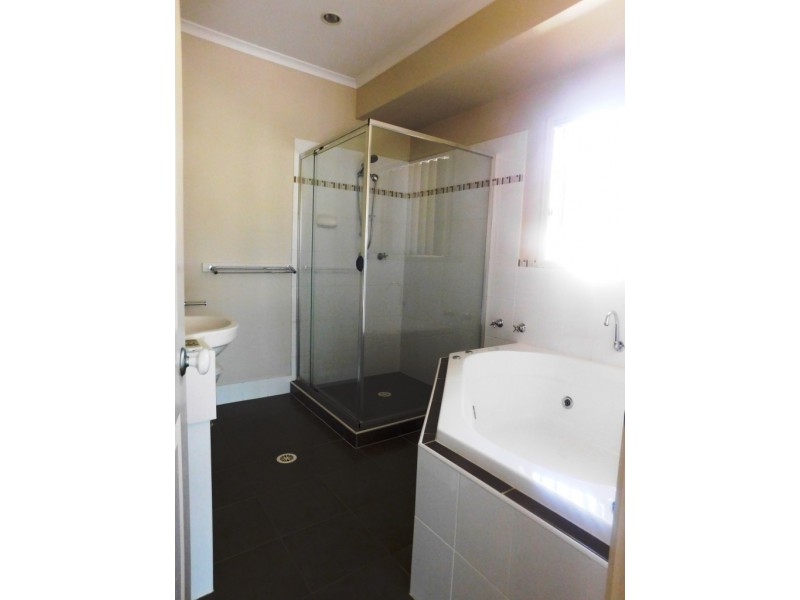 18 Tea Tree Place, Raceview QLD 4305