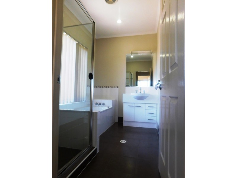 18 Tea Tree Place, Raceview QLD 4305