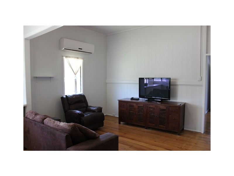 70 Mary St, Blackstone QLD 4304