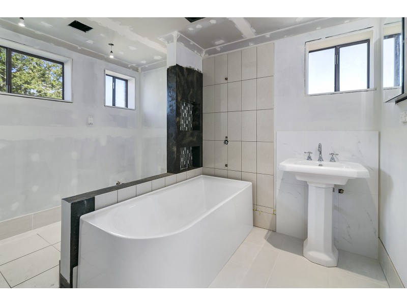 11 Nile Street, Riverview QLD 4303