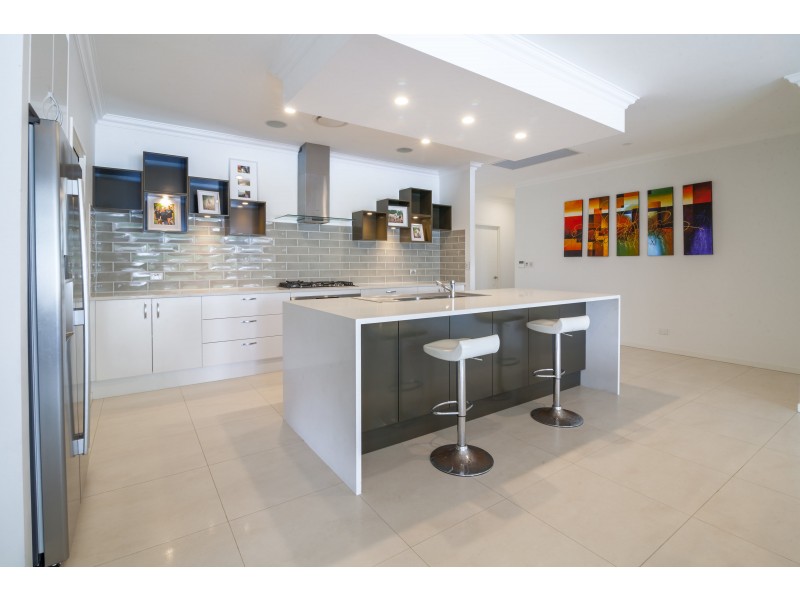 8 Shiloh Court, Pine Mountain QLD 4306