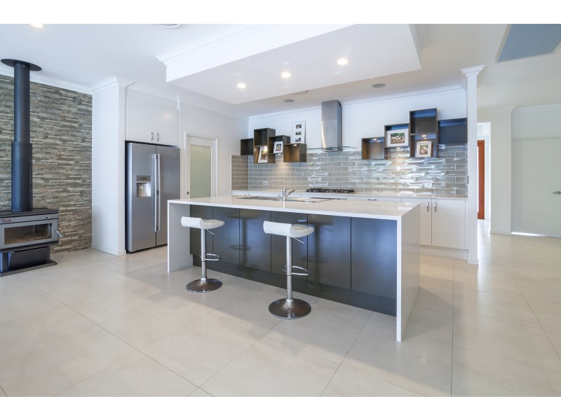 8 Shiloh Court, Pine Mountain QLD 4306