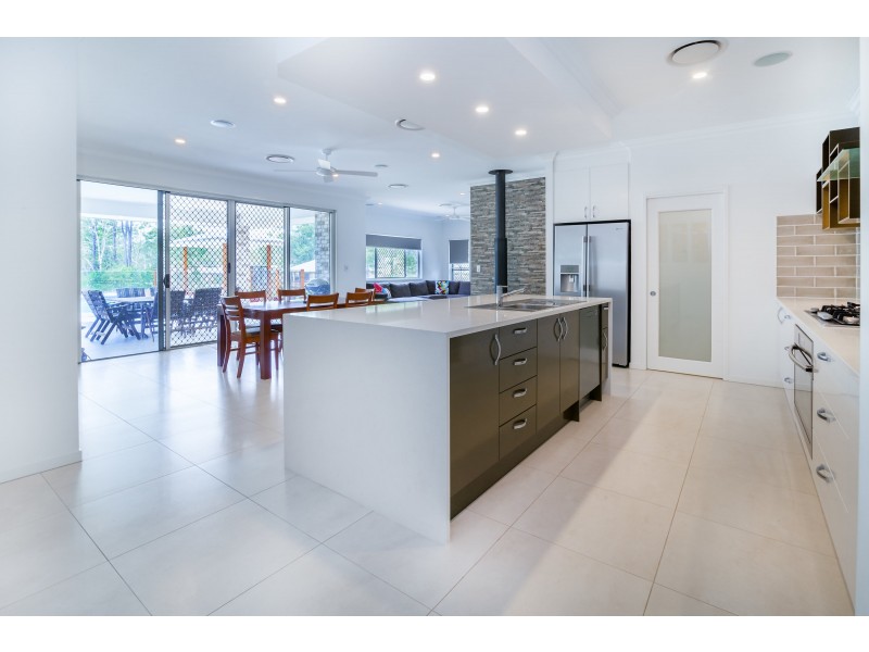 8 Shiloh Court, Pine Mountain QLD 4306