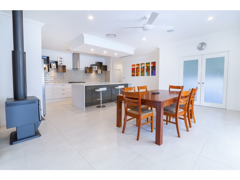 8 Shiloh Court, Pine Mountain QLD 4306