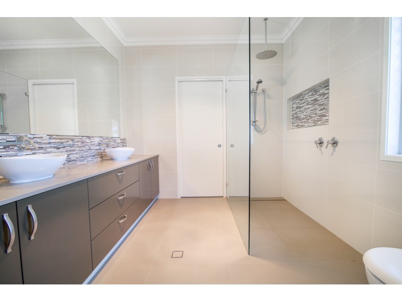 8 Shiloh Court, Pine Mountain QLD 4306