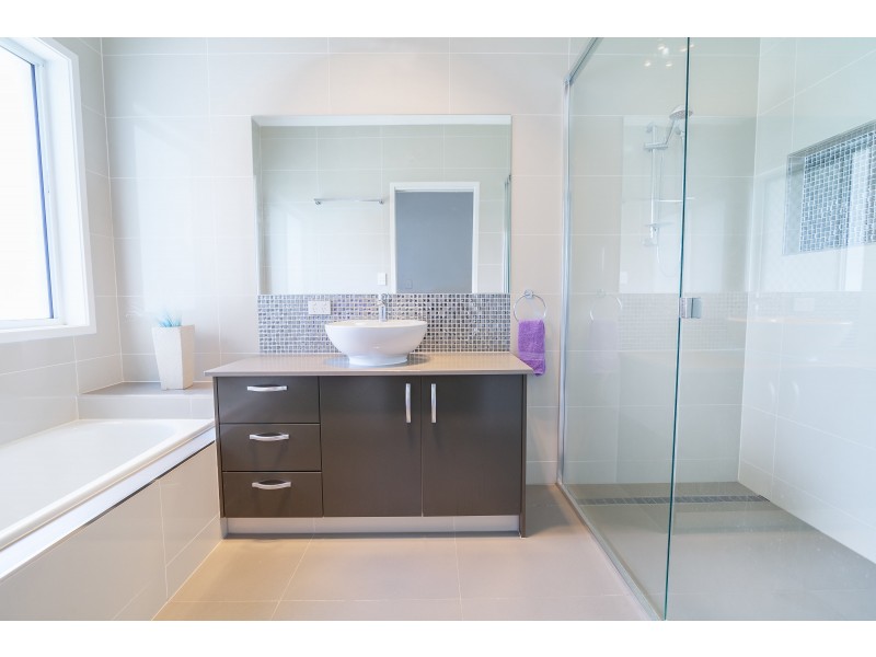 8 Shiloh Court, Pine Mountain QLD 4306