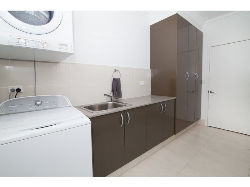 8 Shiloh Court, Pine Mountain QLD 4306