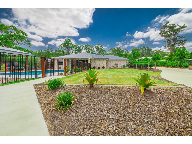 8 Shiloh Court, Pine Mountain QLD 4306