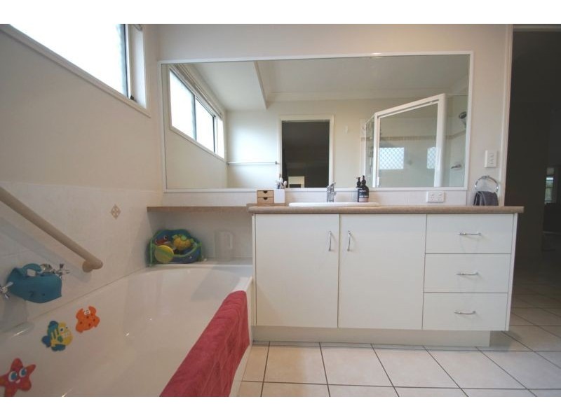 5 Bangalow Crescent, Raceview QLD 4305