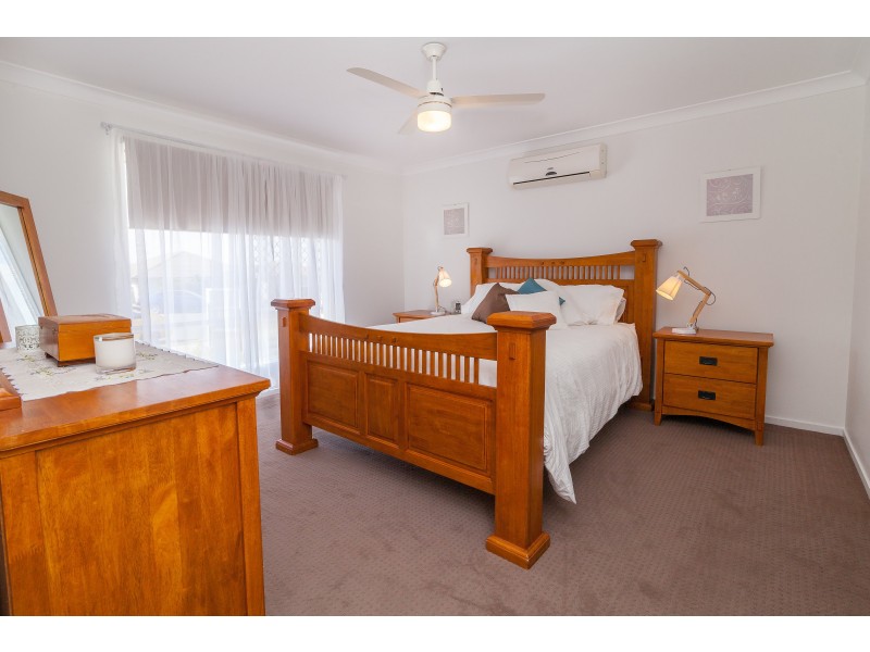 8 Stathis Place, Bundamba QLD 4304