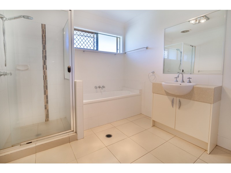 8 Stathis Place, Bundamba QLD 4304