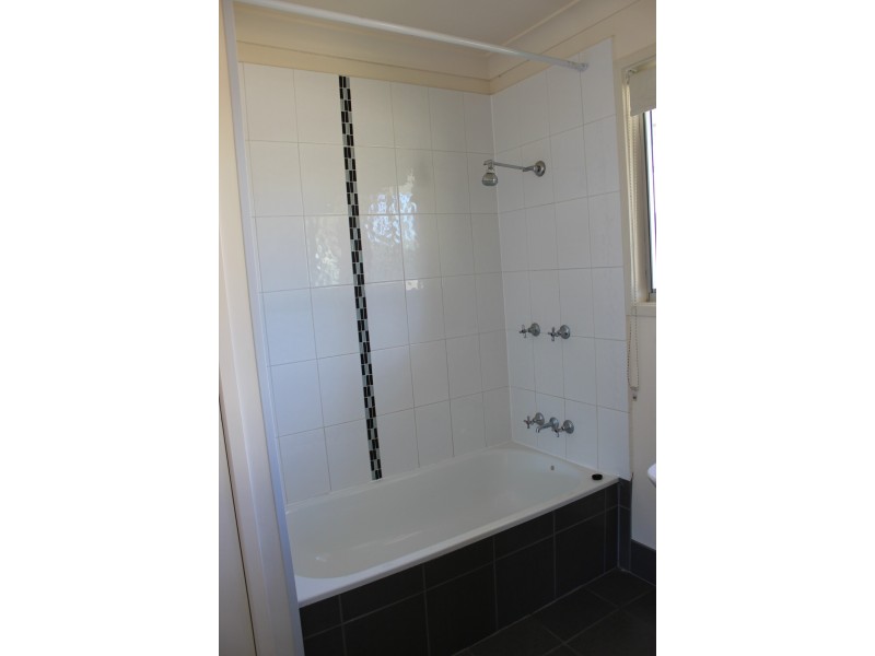 8 Earl Street, Dinmore QLD 4303