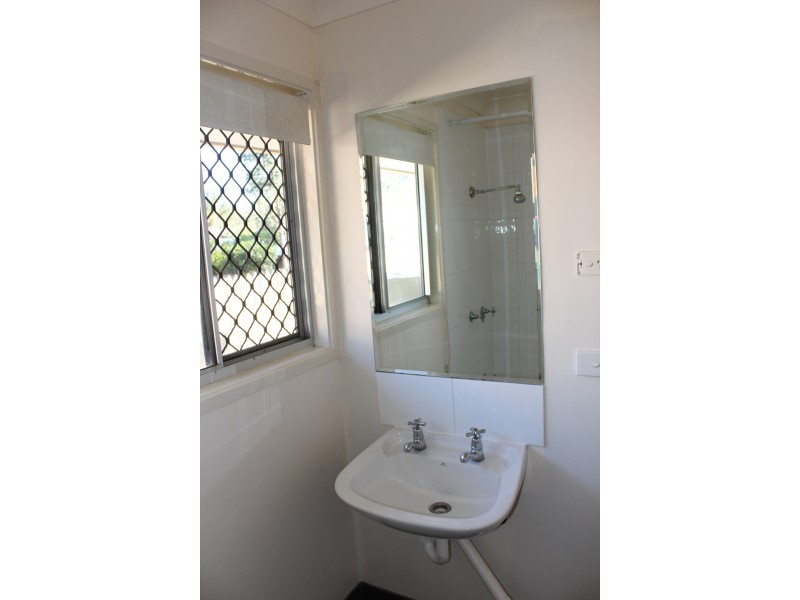 8 Earl Street, Dinmore QLD 4303