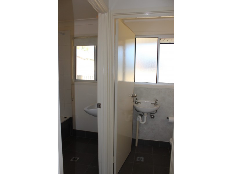 8 Earl Street, Dinmore QLD 4303