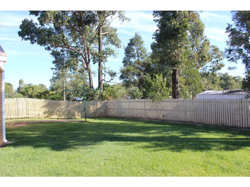 8 Earl Street, Dinmore QLD 4303